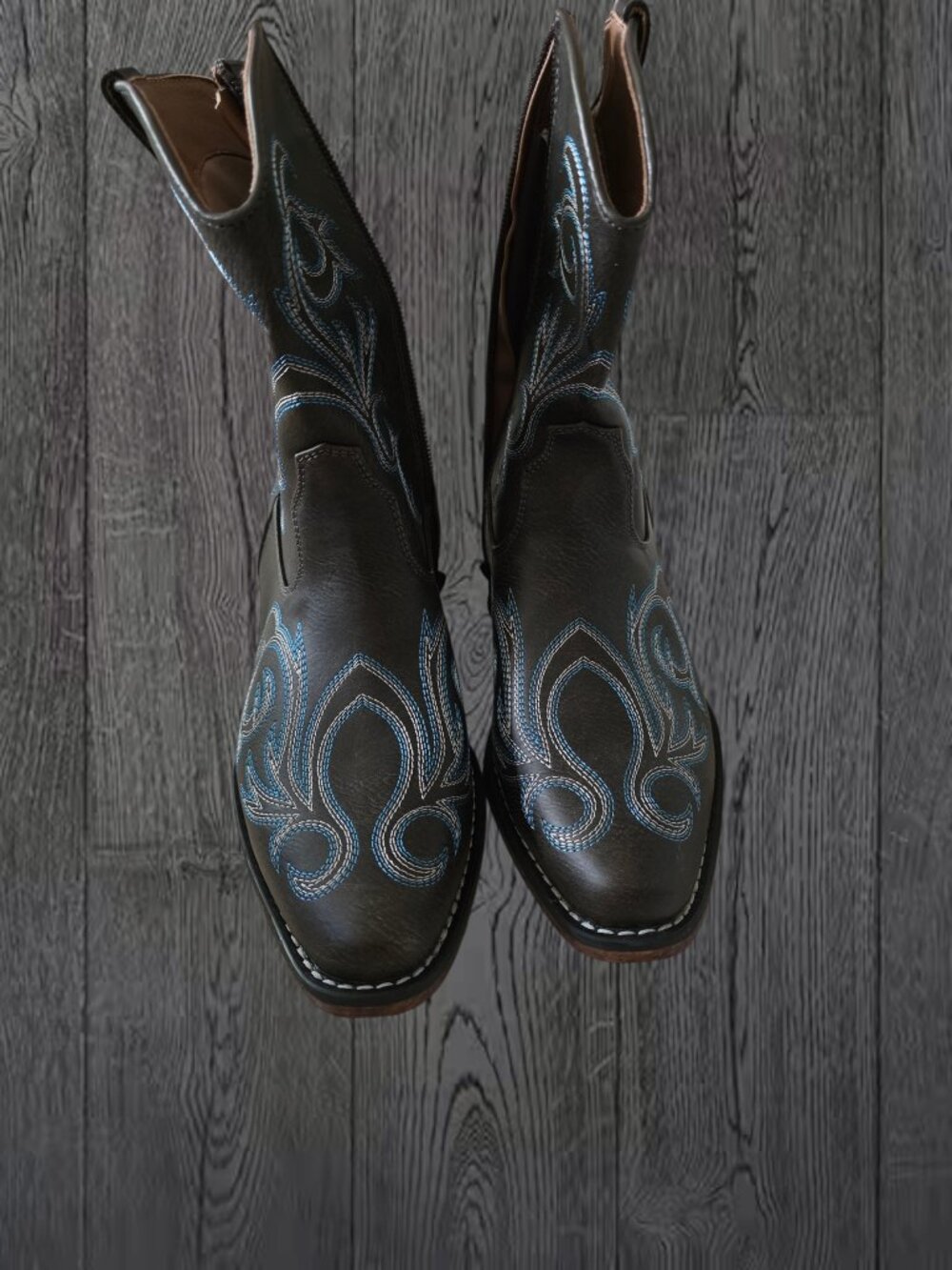 NWOT Classic Women's Gray Western Boots with Blue Stitching - Picture 2 of 5